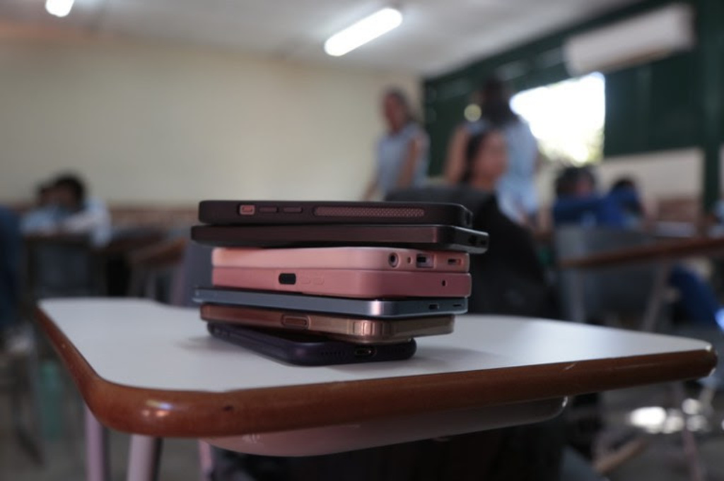 Publicadas diretrizes que detalham possibilidades e restrições de uso de celulares e meios digitais em sala de aula