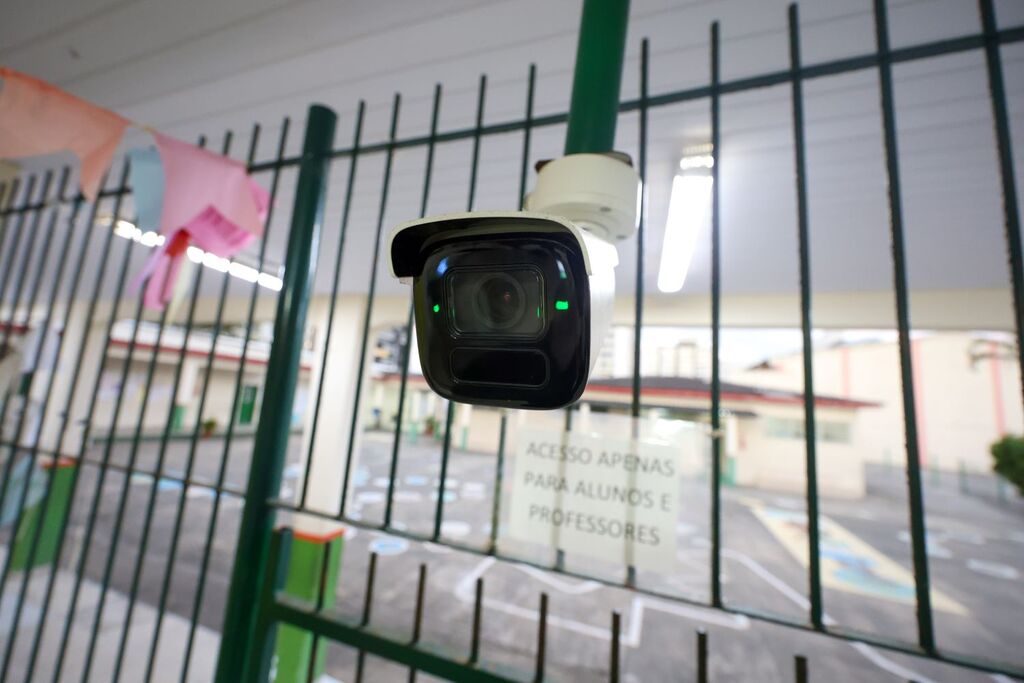 SC reforça segurança nas escolas com instalação de novas câmeras e botão do pânico em 100% das unidades