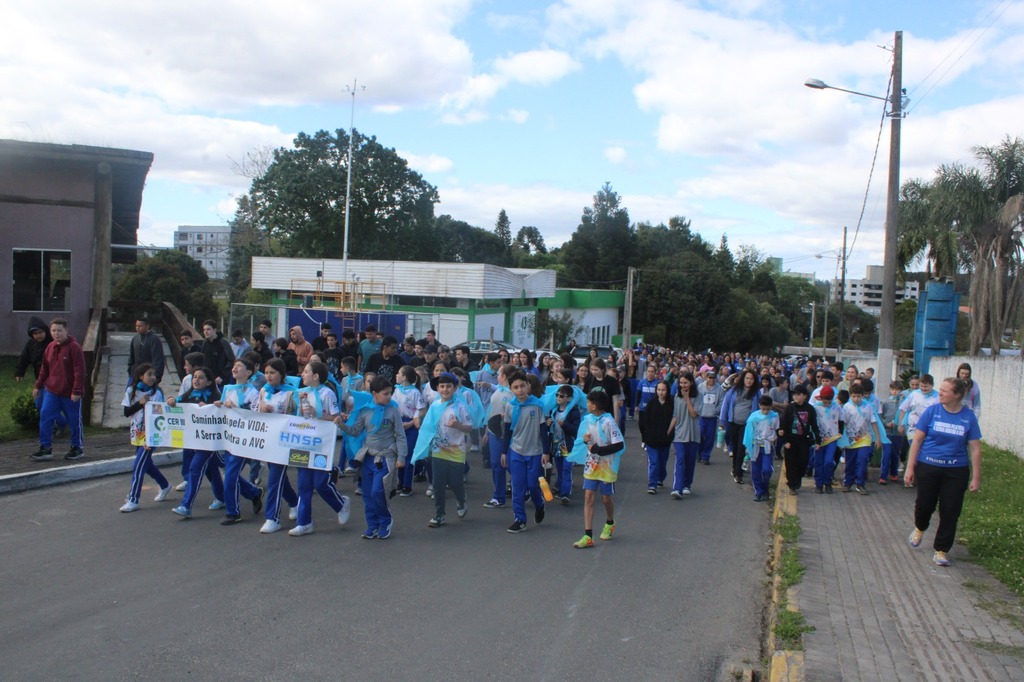 Caminhada pela Vida mobiliza mais de 200 pessoas em Otacílio Costa