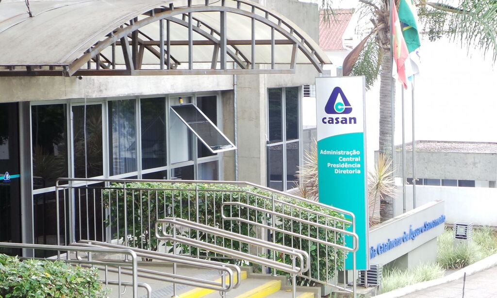 Consumidores da Casan terão redução de 4,21% na tarifa de água e esgoto