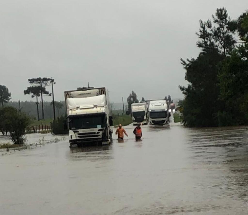 SC-114 precisou ser interditada devido alagamento